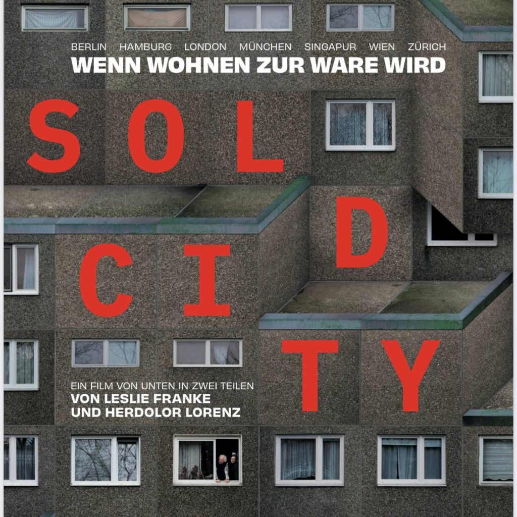 Hintergrund ist eine alte, schon grau-braune Hauswand mit mehreren Fenstern, davor in roter Schrift: SOLD CITY, darüber und darunter in kleinerer weißer Schrift: Berlin Hamburg London München Singapur Wien Zürich Wenn Wohnen zur Ware wird darüber und darunter Ein Film von unten in zwei Teilen von Leslie Franke und Herdolor Lorenz